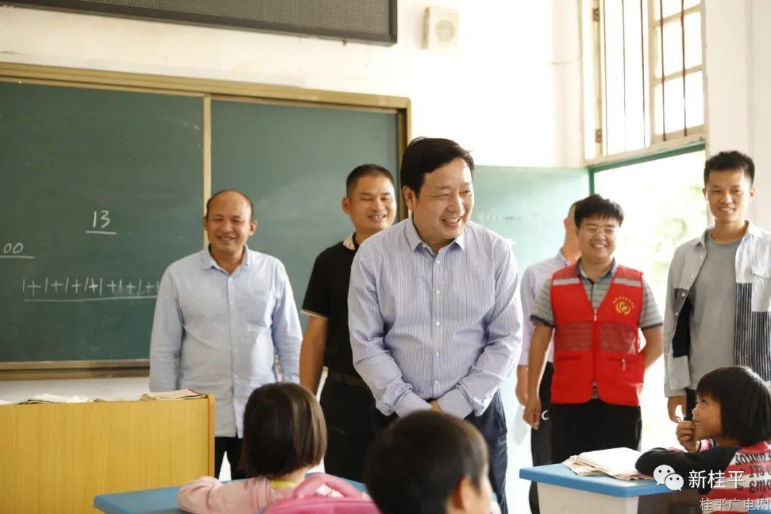 自治區(qū)大數(shù)據(jù)發(fā)展和政務局到桂平市白沙鎮(zhèn)洋坡村開展鄉(xiāng)村振興調研工作