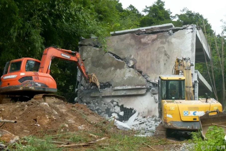 我市西山鎮(zhèn)拆除違法建筑