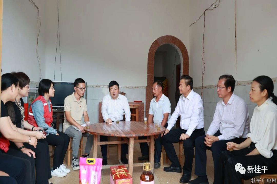 方春明深入桂平市西山鎮(zhèn)佛荔村開展鄉(xiāng)村振興調(diào)研