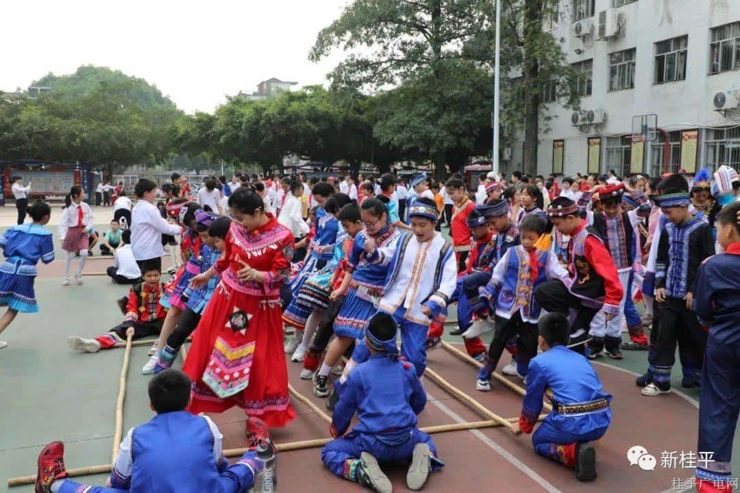 【三月三】民族團(tuán)結(jié)我同行 各族師生一家親——桂平市西山鎮(zhèn)中心小學(xué)開展“壯族三月三”主題系列活動