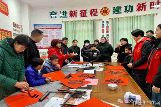 桂平市總工會開展“迎新春 送萬?！绷x寫春聯(lián)活動