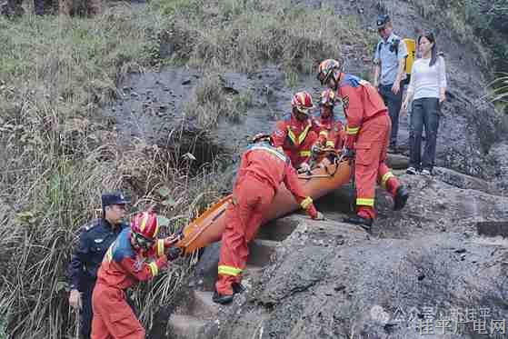 游客登山摔傷被困 桂平消防員接力2小時救出