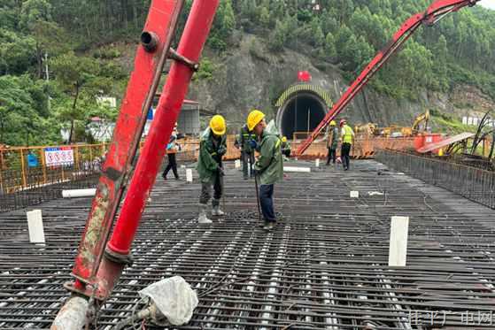 柳梧鐵路4標項目金田紫荊河特大橋跨S304省道80米連續(xù)梁0號塊澆筑完成