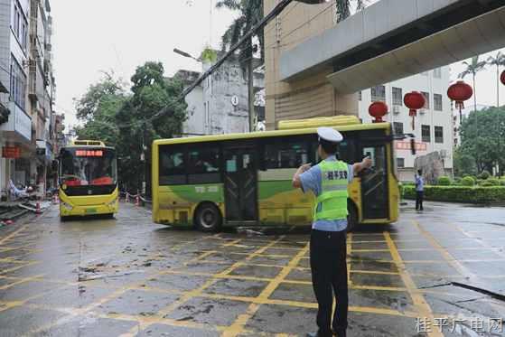 高考倒計時 桂平交警開啟“護(hù)航模式”