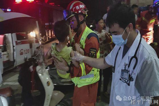 驚險(xiǎn),！4歲孩童頭卡墻縫,，桂平消防緊急救援