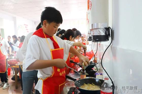 太絕了,！桂平小學(xué)生化身“勞動(dòng)小達(dá)人”,，縫扣炒菜樣樣行