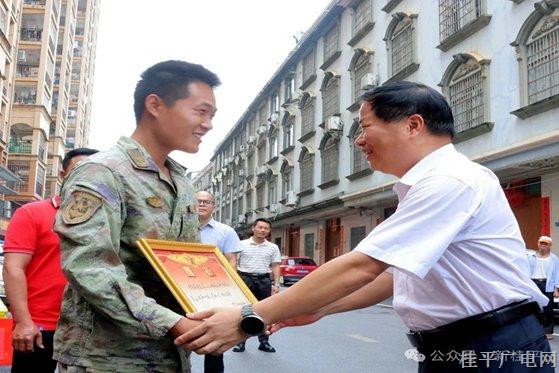 桂平市為榮立三等功現(xiàn)役軍人家庭送喜報(bào)