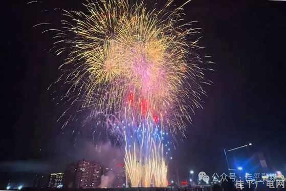 煙花秀+無(wú)人機(jī)表演點(diǎn)亮夜空,，長(zhǎng)安新區(qū)未來(lái)可期